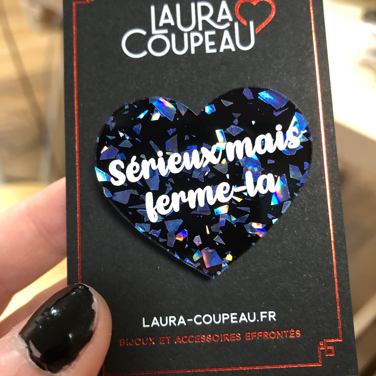 Broche "Sérieux mais ferme-la" en acrylique noire à confettis galactiques bleus