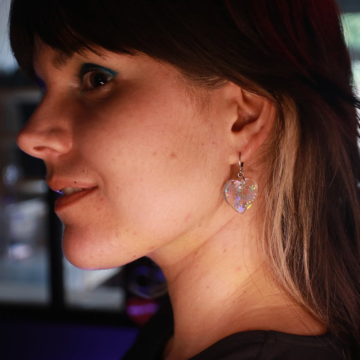 Petites boucles d'oreilles coeurs pendantes en acrylique transparente avec des confettis flocons holographiques