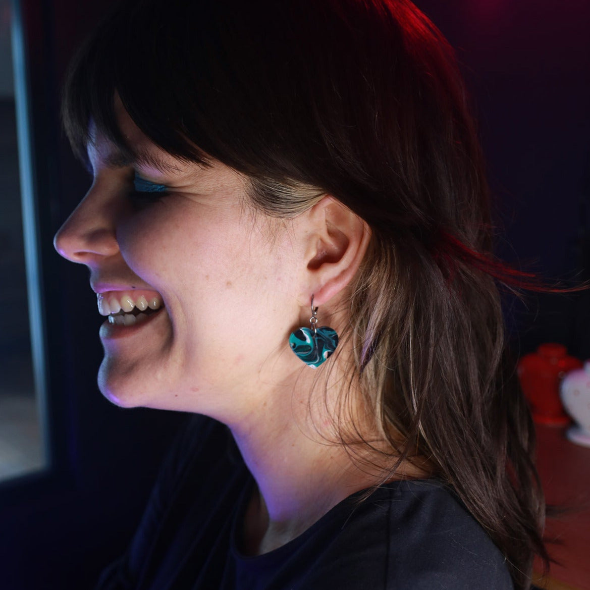 Petites boucles d'oreilles coeurs pendantes en acrylique marbrée verte, blanche, noire et transparente