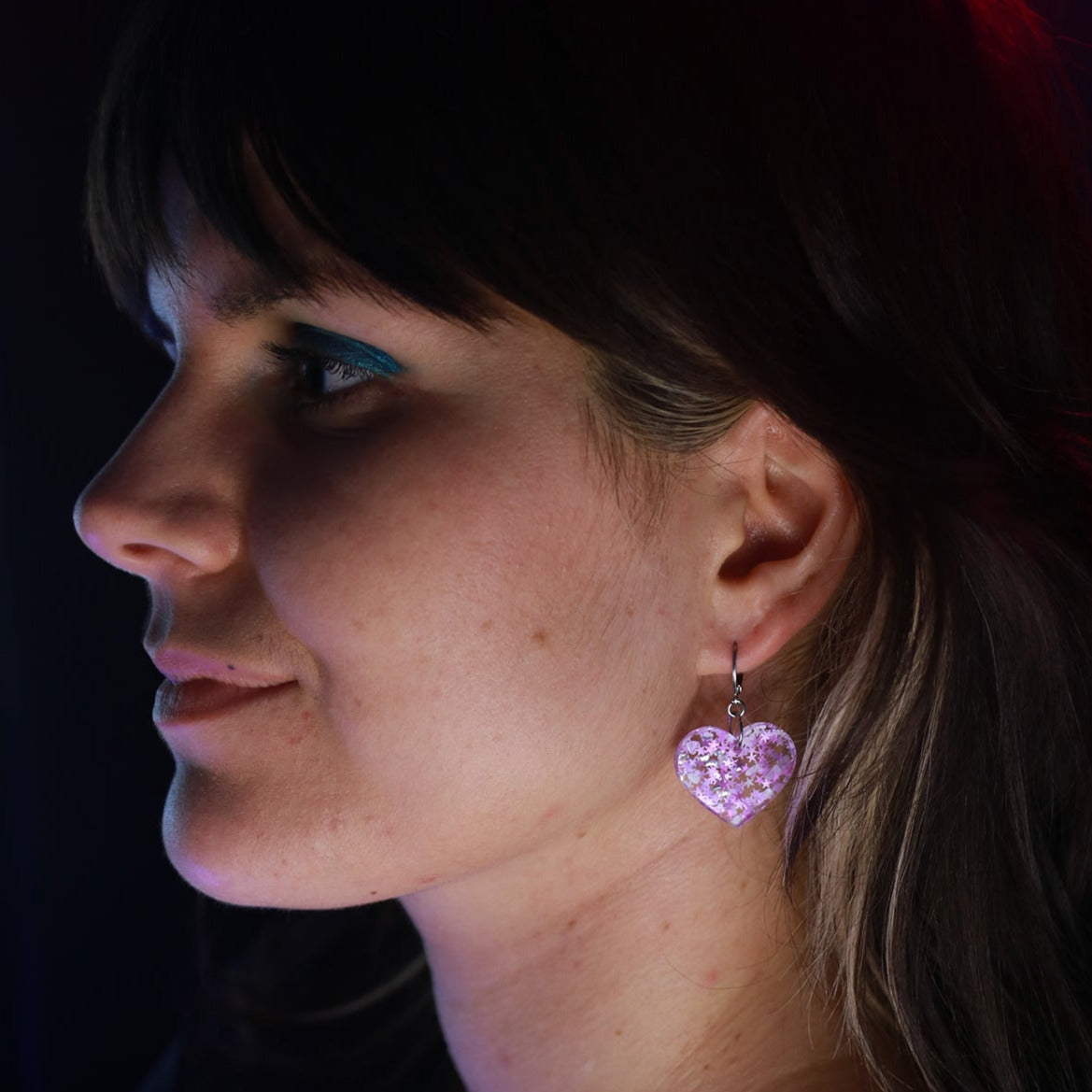 Petites boucles d'oreilles coeurs pendantes en acrylique transparente avec des confettis lunes roses holographiques