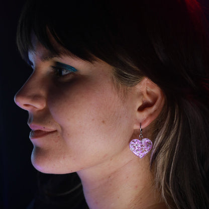 Petites boucles d'oreilles coeurs pendantes en acrylique transparente avec des confettis lunes roses holographiques