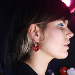 Petites boucles d'oreilles coeurs pendantes en acrylique marbrée rouge, blanche, noire et transparente