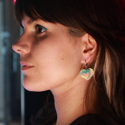 Petites boucles d'oreilles coeurs pendantes en acrylique marbrée verte, corail, jaune et transparente
