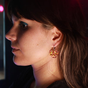 Petites boucles d'oreilles coeurs pendantes en acrylique transparente avec des confettis coeurs oranges holographiques