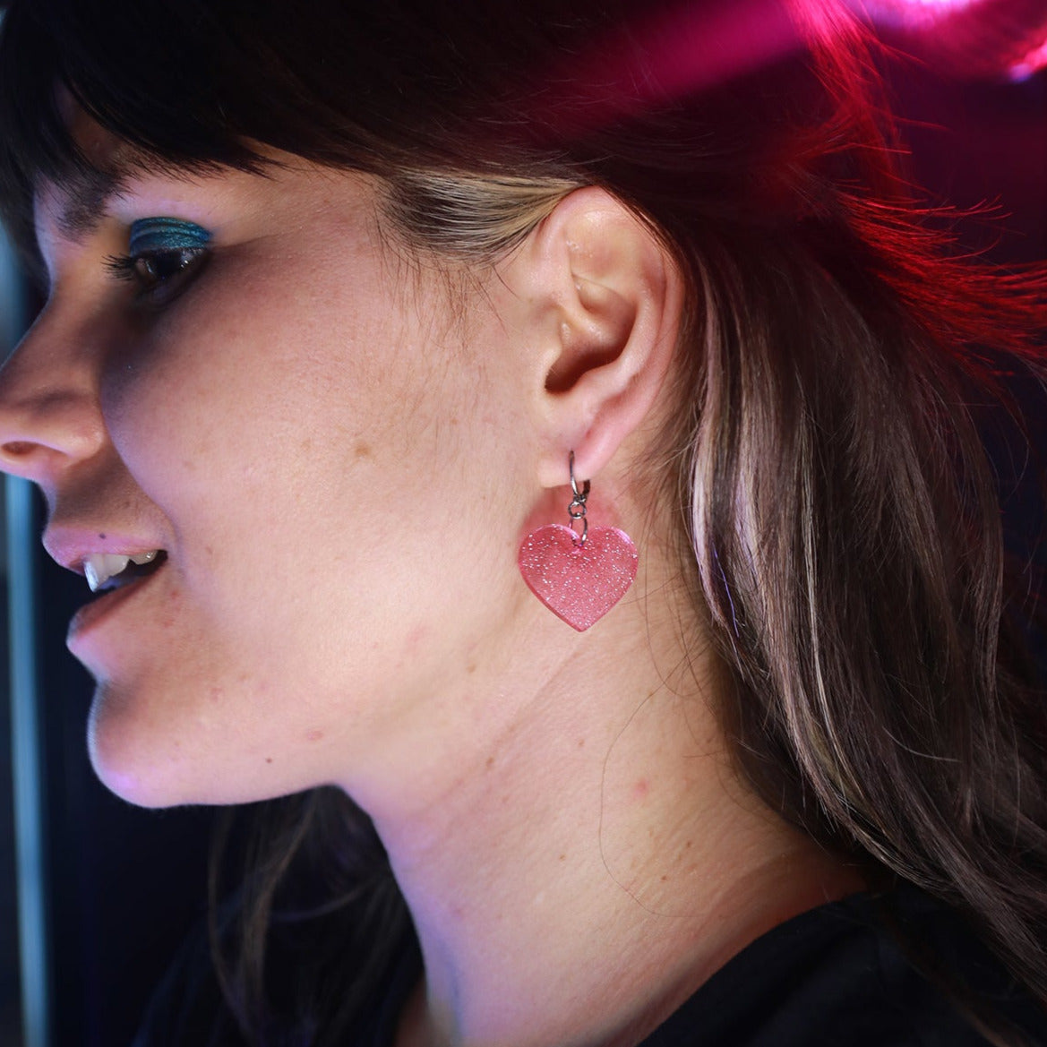 Petites boucles d'oreilles coeurs pendantes en acrylique transparente rose à paillettes