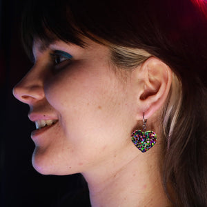 Petites boucles d'oreilles coeurs pendantes en acrylique transparente avec des confettis ronds verts et roses