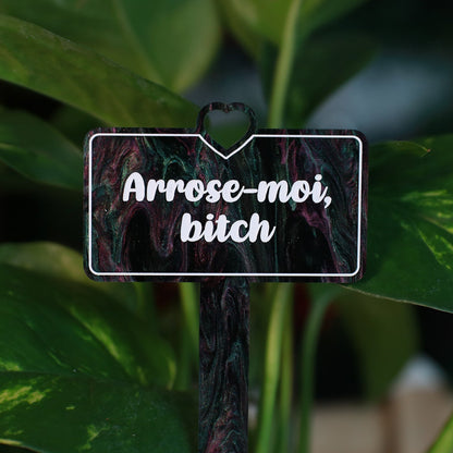 Pic à plante "Arrose-moi bitch" en acrylique marbrée noire, verte et rose