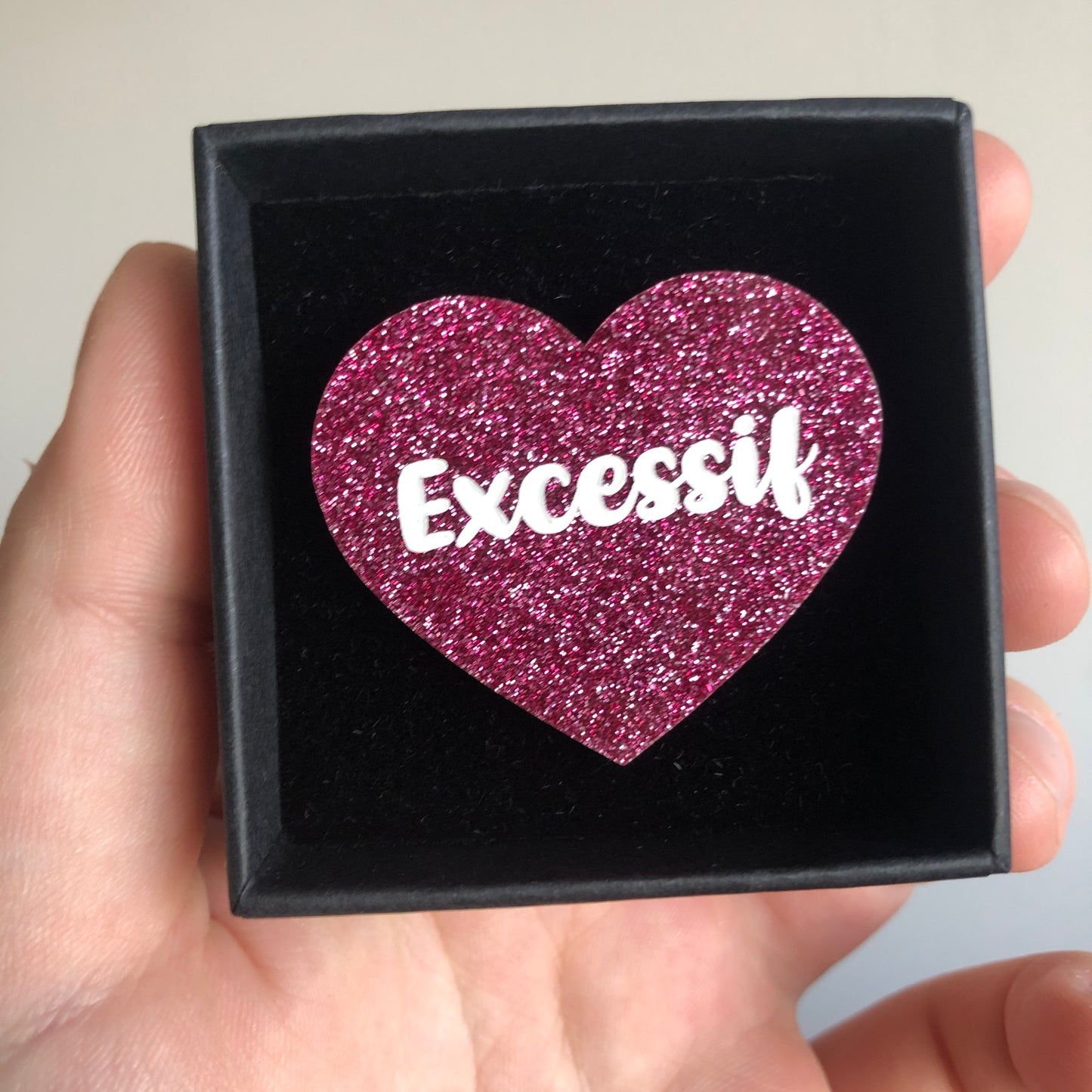 [MASCULIN] Broche "Excessif" en acrylique japonaise rose à paillettes