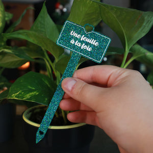 Pic à plante "Une feuille à la fois" en acrylique à paillettes turquoise holographiques