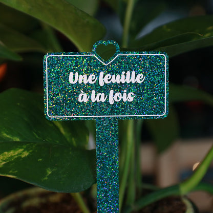 Pic à plante "Une feuille à la fois" en acrylique à paillettes turquoise holographiques