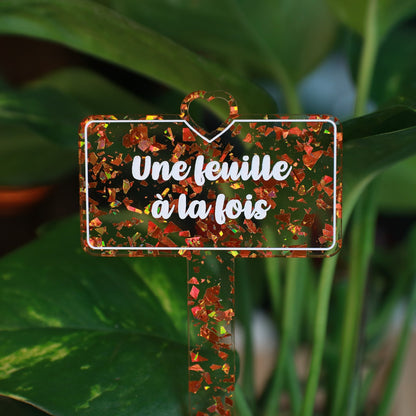 Pic à plante "Une feuille à la fois" en acrylique transparente avec des éclats de confettis oranges
