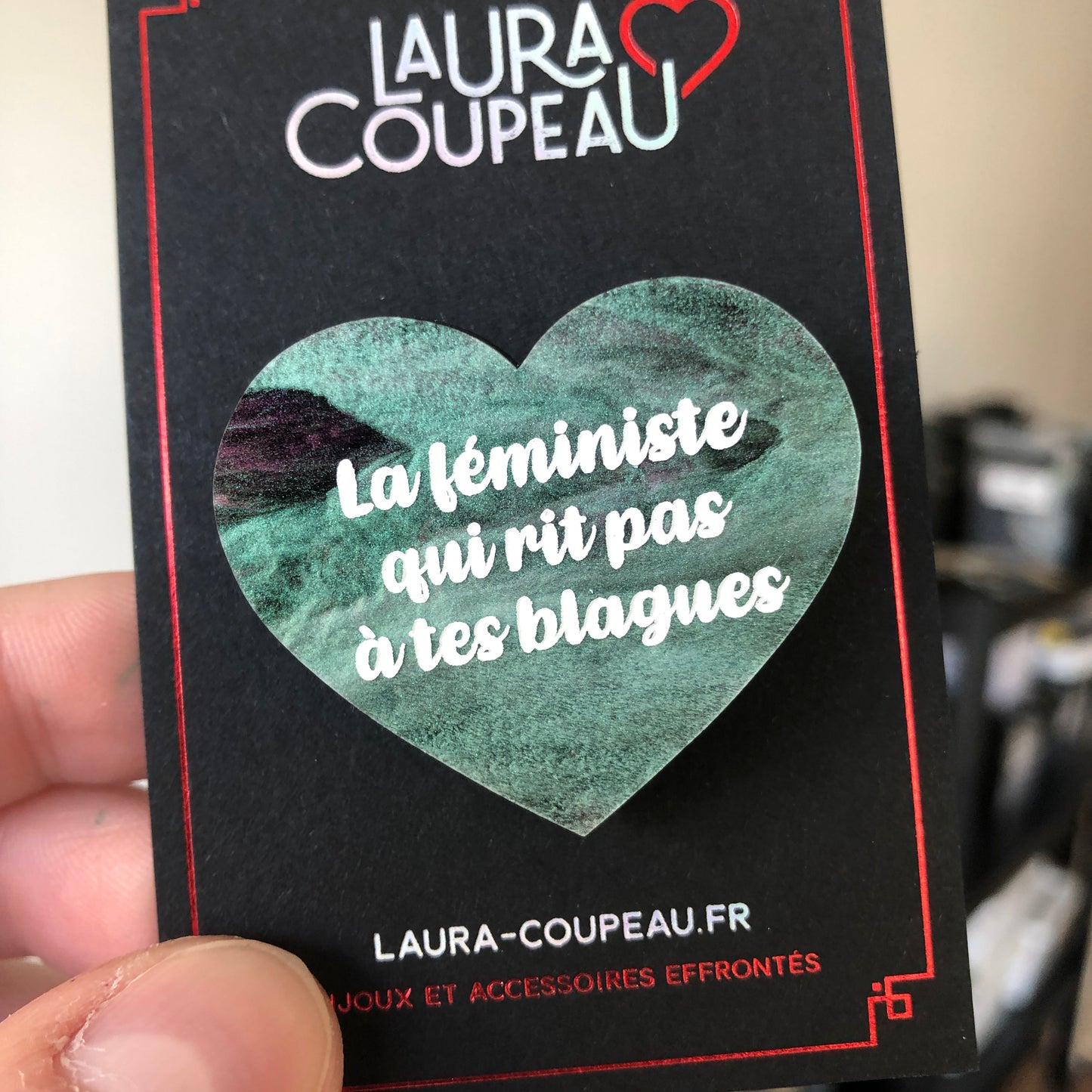 Broche "La féministe qui rit pas à tes blagues" en acrylique marbrée verte, noire et rose/violette