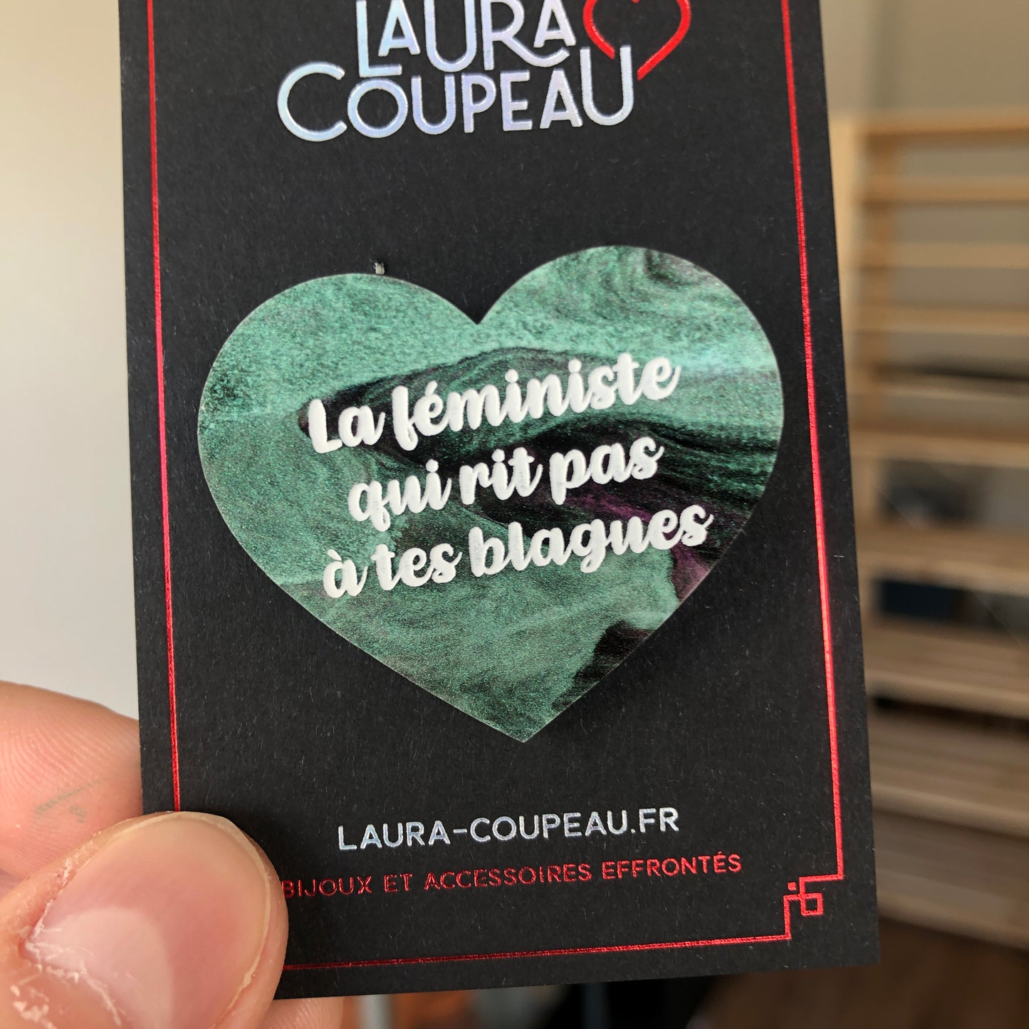 Broche "La féministe qui rit pas à tes blagues" en acrylique marbrée verte, noire et rose/violette