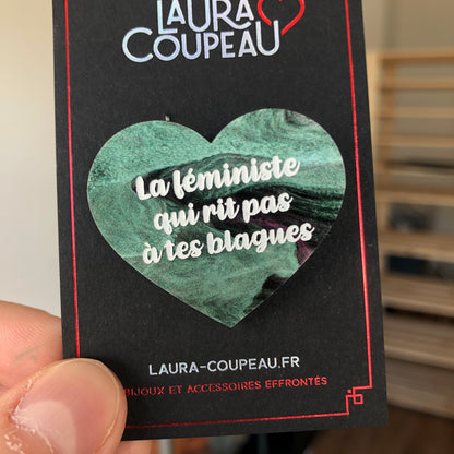Broche "La féministe qui rit pas à tes blagues" en acrylique marbrée verte, noire et rose/violette