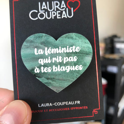 Broche "La féministe qui rit pas à tes blagues" en acrylique marbrée verte, noire et rose/violette