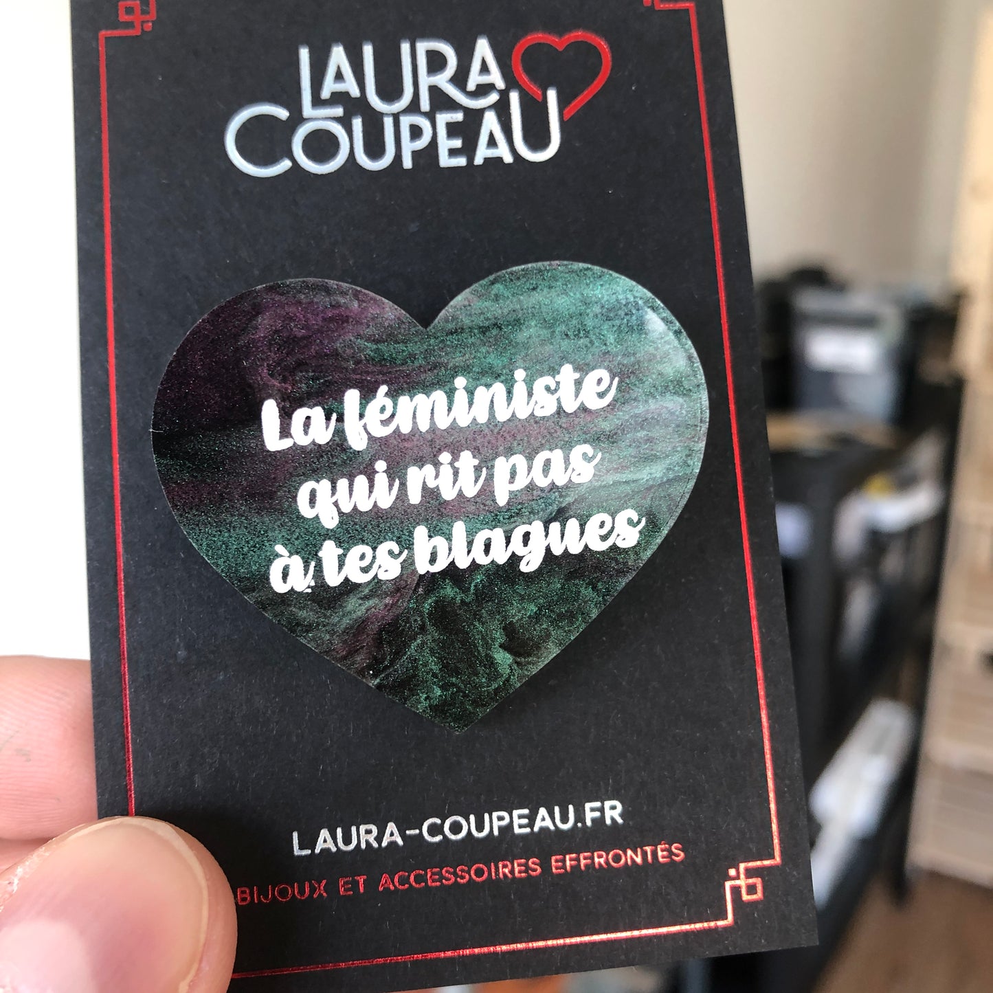 Broche "La féministe qui rit pas à tes blagues" en acrylique marbrée verte, noire et rose/violette
