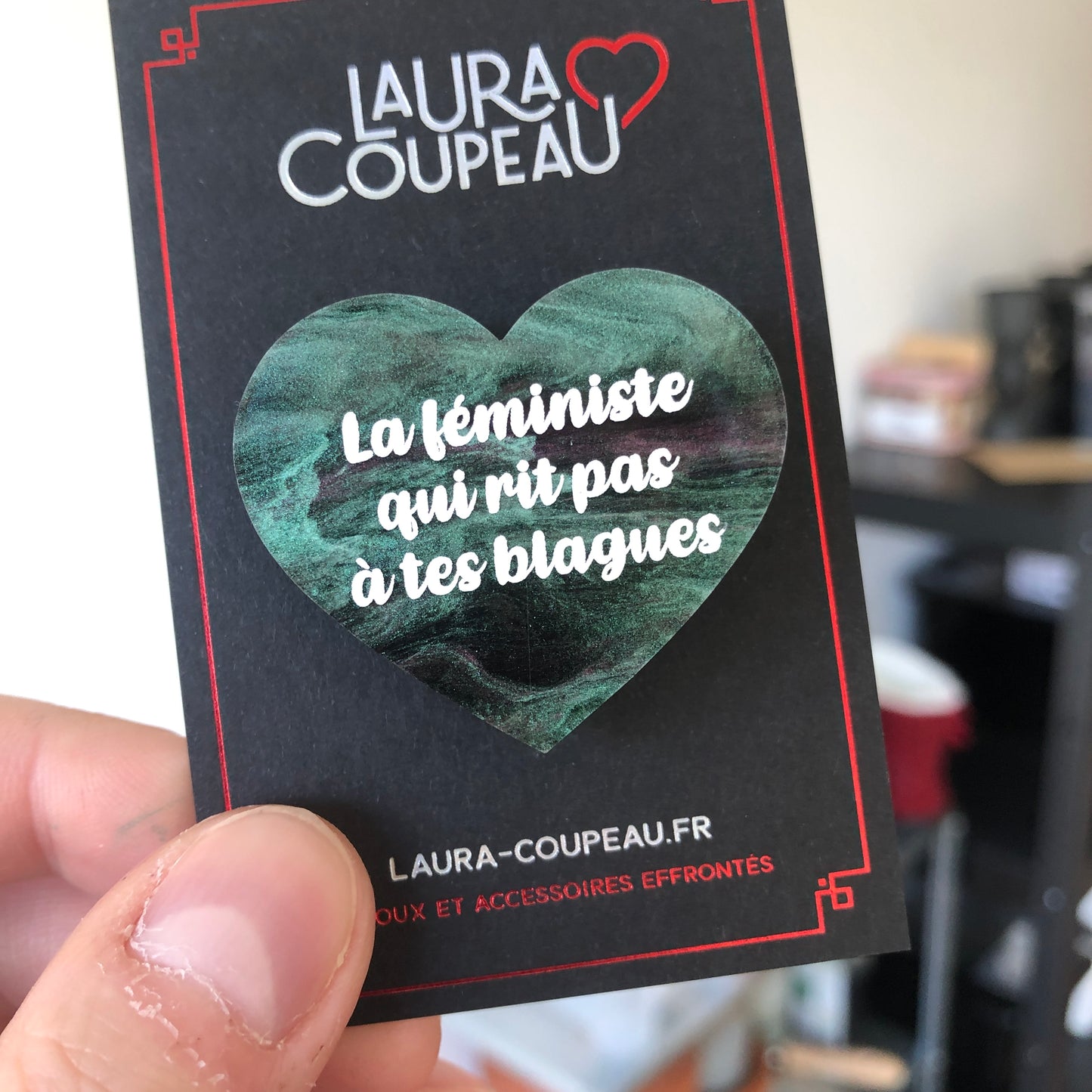 Broche "La féministe qui rit pas à tes blagues" en acrylique marbrée verte, noire et rose/violette