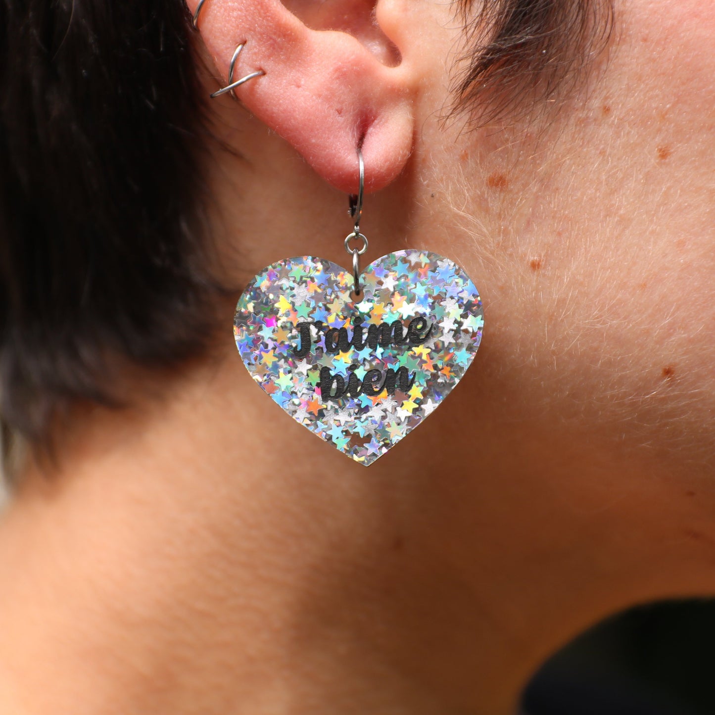 Boucles d'oreilles "J'aime bien" / "Quand tu parles pas" en acrylique à confettis étoiles iridescentes