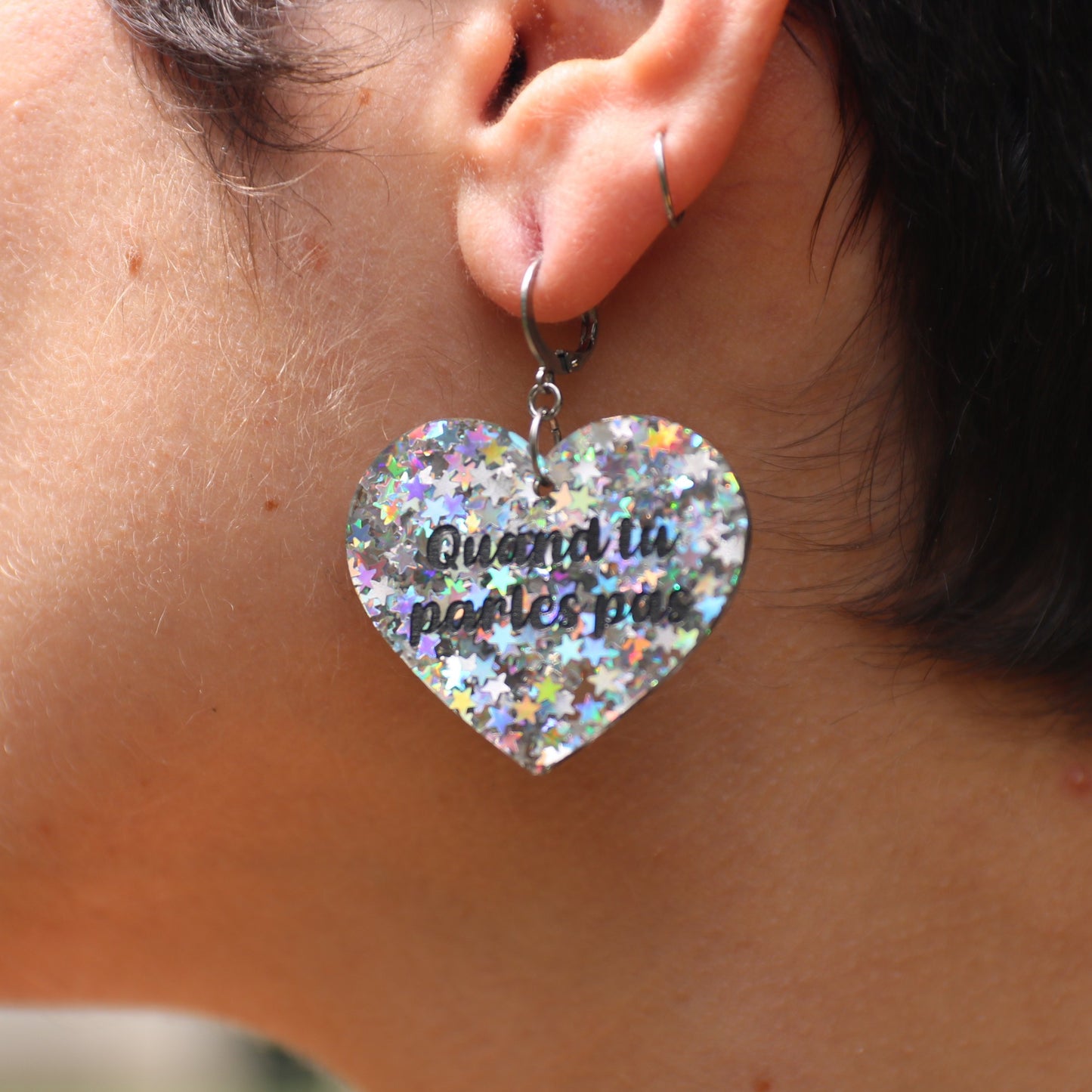 Boucles d'oreilles "J'aime bien" / "Quand tu parles pas" en acrylique à confettis étoiles iridescentes
