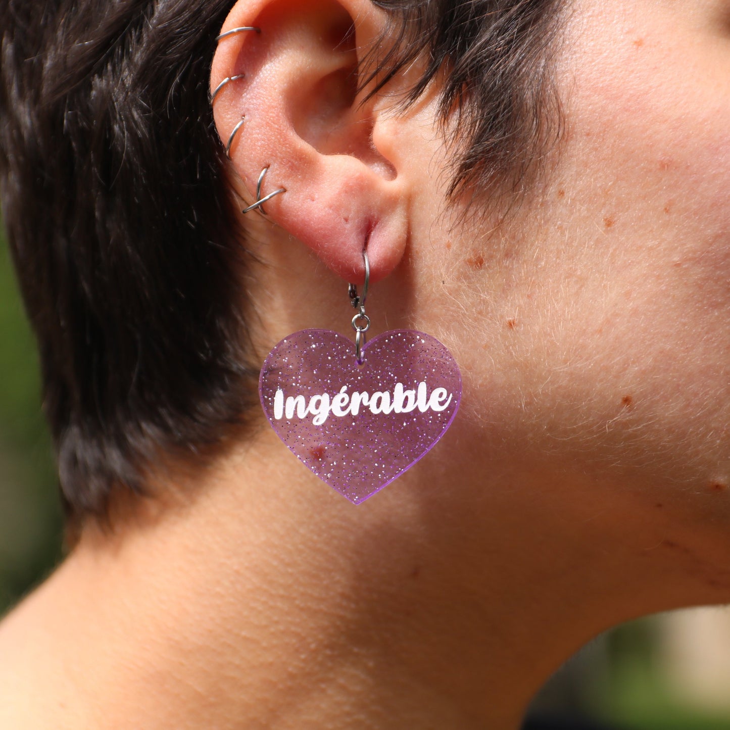 Boucles d'oreilles "Ingérable" en acrylique transparente violette à paillettes