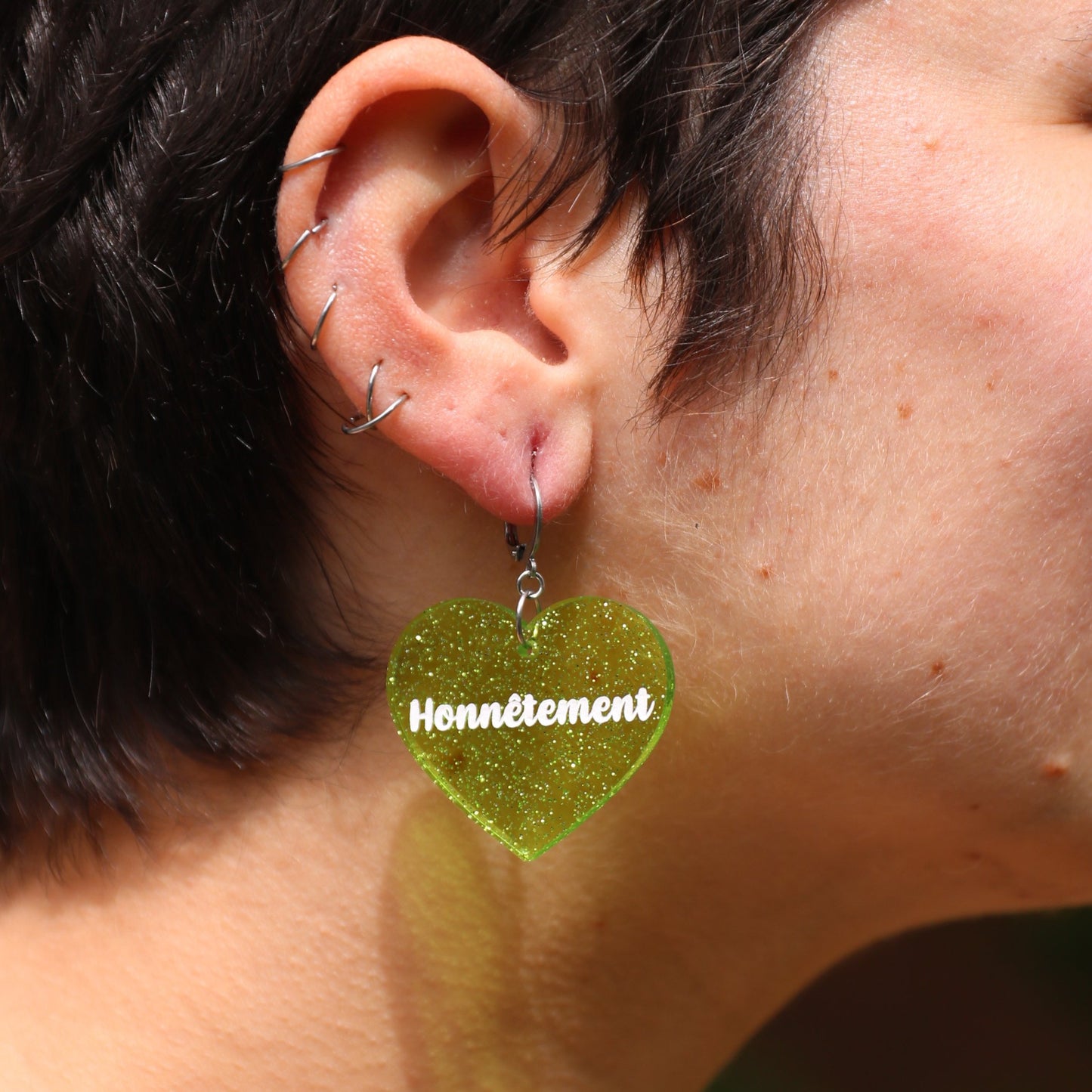 Boucles d'oreilles "Honnêtement" / "Je déchire" en acrylique transparente verte à paillettes