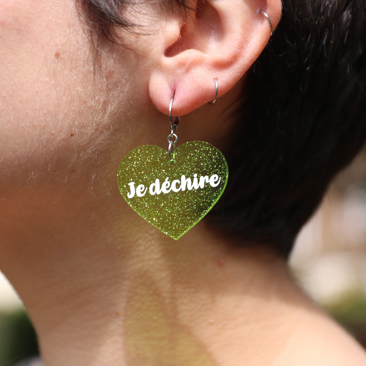 Boucles d'oreilles "Honnêtement" / "Je déchire" en acrylique transparente verte à paillettes