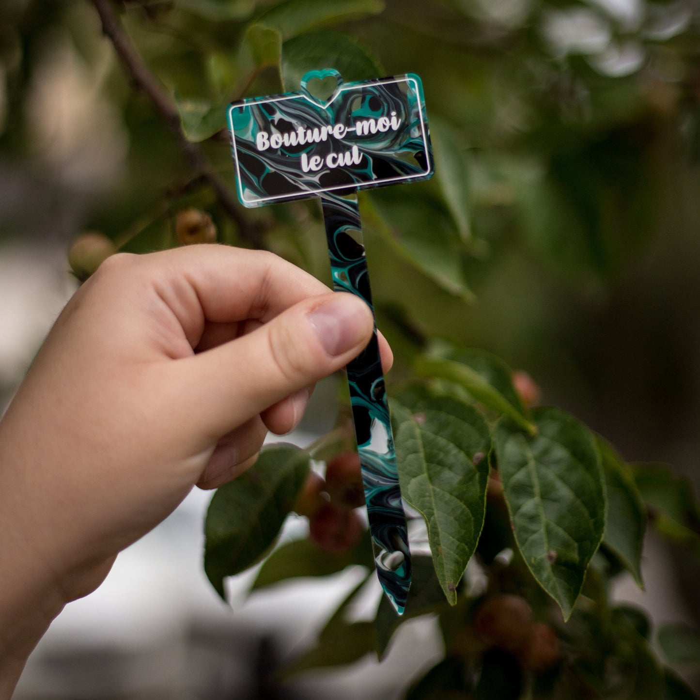 [CONTRÔLE TECHNIQUE] Pic à plante "Bouture-moi le cul" en acrylique marbrée verte, noire, blanche et transparente