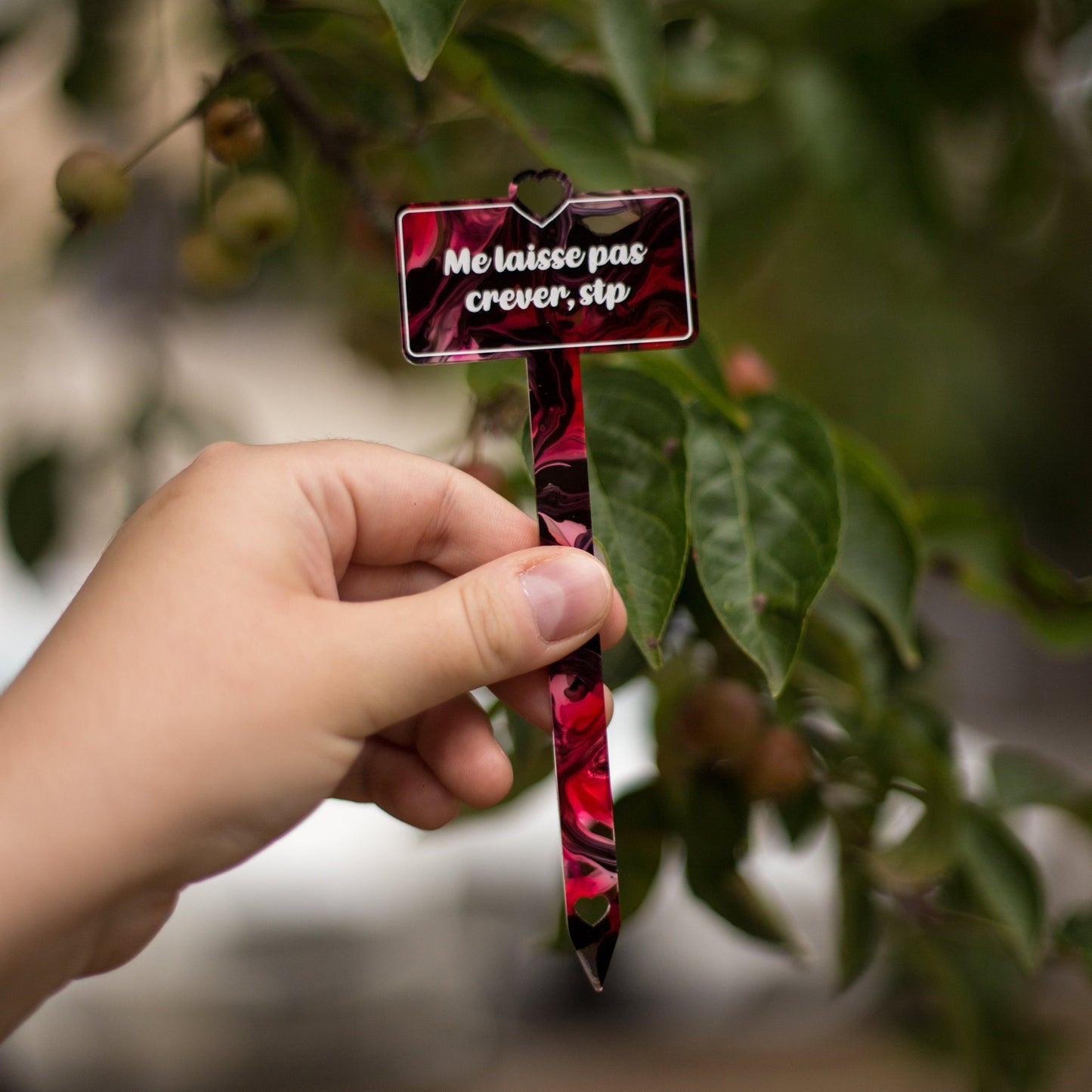 [CONTRÔLE TECHNIQUE] Pic à plante "Me laisse pas, crever" en acrylique marbrée rouge/rose, noire, blanche et transparente