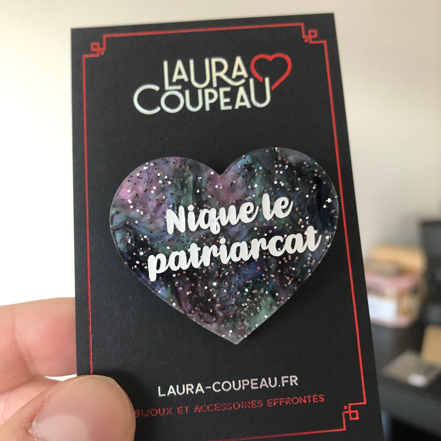 [Uniques] Broche "Nique le patriarcat" en acrylique marbrée à paillettes