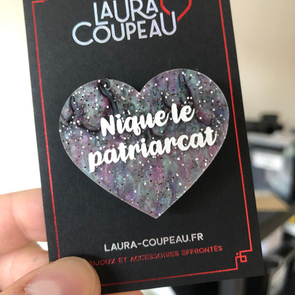 [Uniques] Broche "Nique le patriarcat" en acrylique marbrée à paillettes