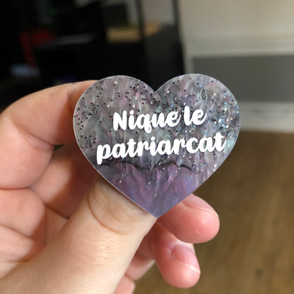 [Uniques] Broche "Nique le patriarcat" en acrylique marbrée à paillettes