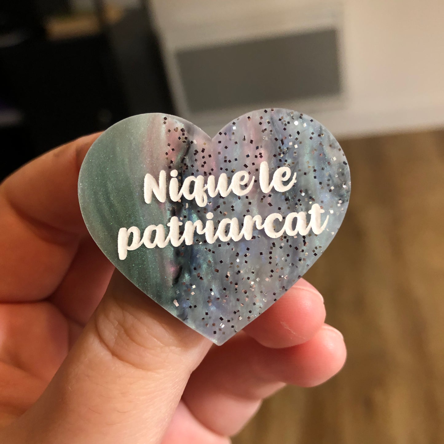 [Uniques] Broche "Nique le patriarcat" en acrylique marbrée à paillettes
