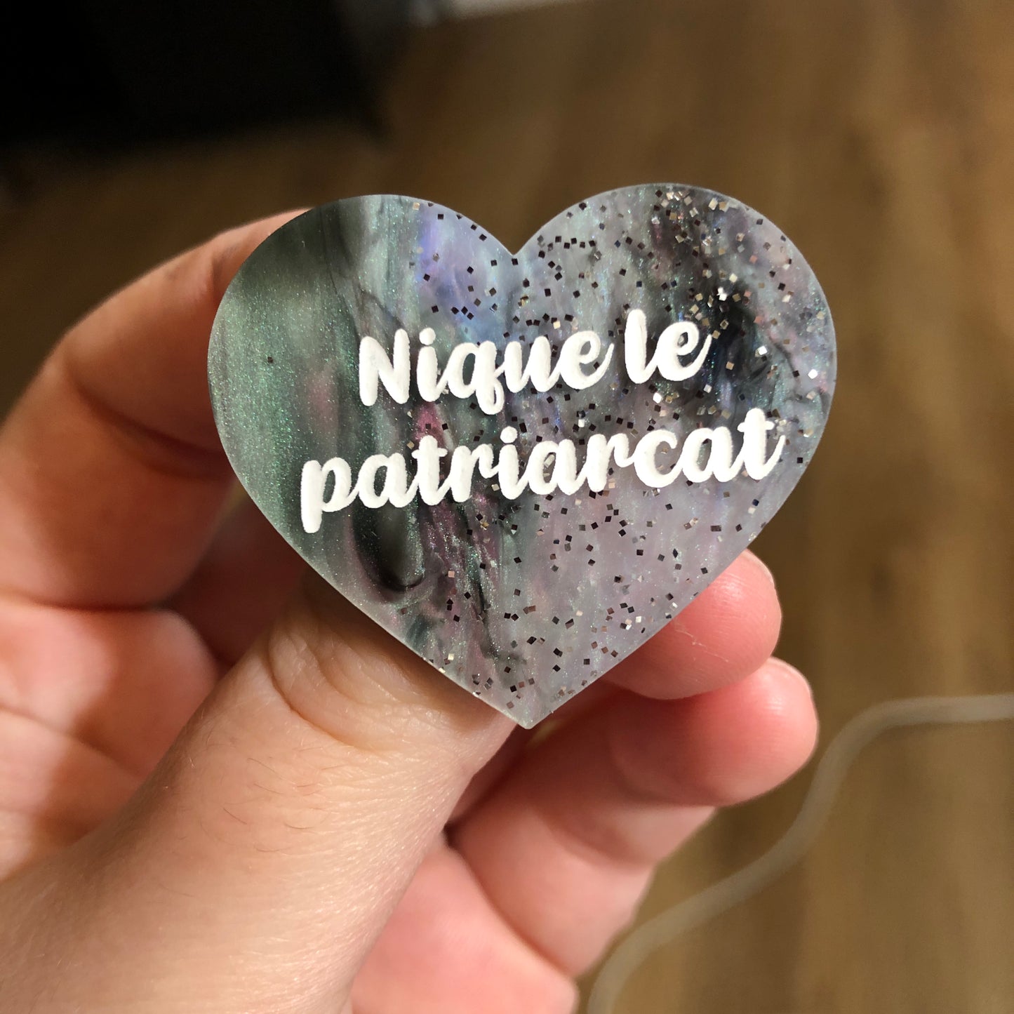 [Uniques] Broche "Nique le patriarcat" en acrylique marbrée à paillettes