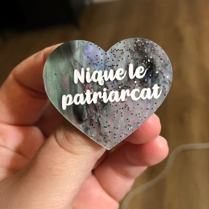 [Uniques] Broche "Nique le patriarcat" en acrylique marbrée à paillettes