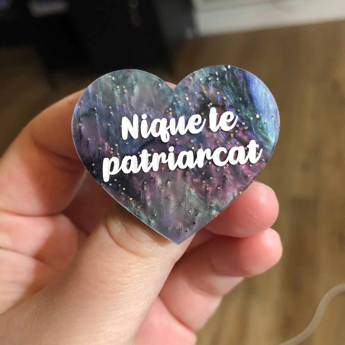 [Uniques] Broche "Nique le patriarcat" en acrylique marbrée à paillettes