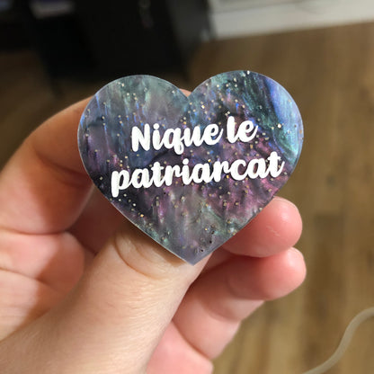 [Uniques] Broche "Nique le patriarcat" en acrylique marbrée à paillettes