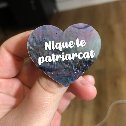 [Uniques] Broche "Nique le patriarcat" en acrylique marbrée à paillettes