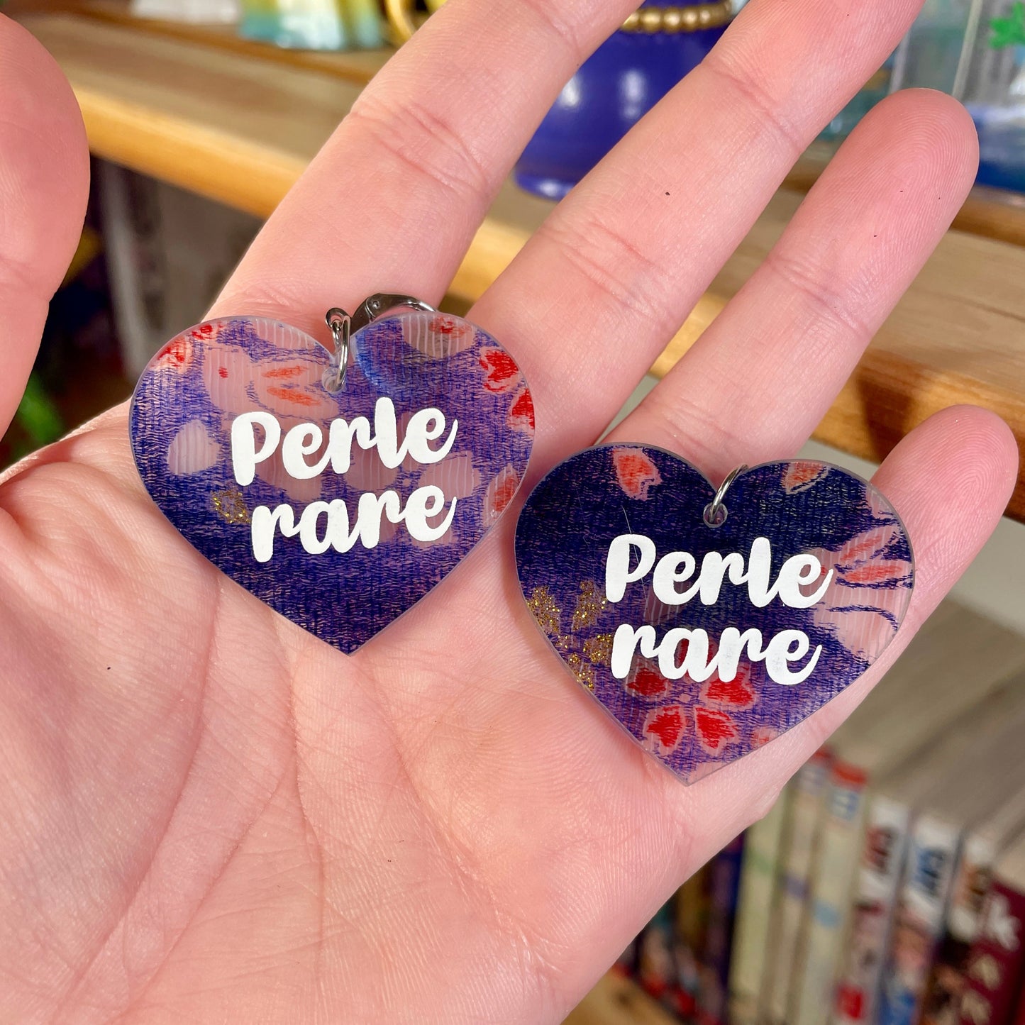 Boucles d'oreilles "Perle rare" en acrylique transparente avec du tissu japonais à l'intérieur