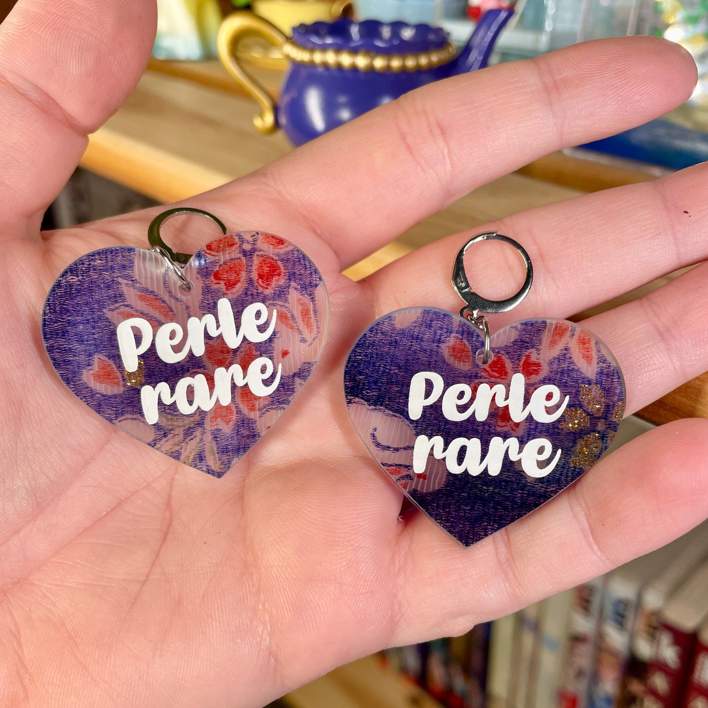 Boucles d'oreilles "Perle rare" en acrylique transparente avec du tissu japonais à l'intérieur