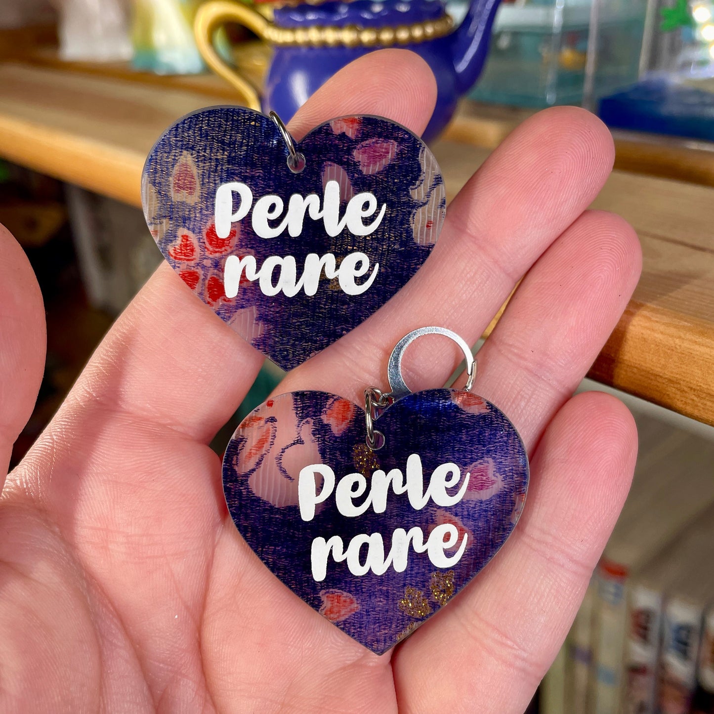 Boucles d'oreilles "Perle rare" en acrylique transparente avec du tissu japonais à l'intérieur