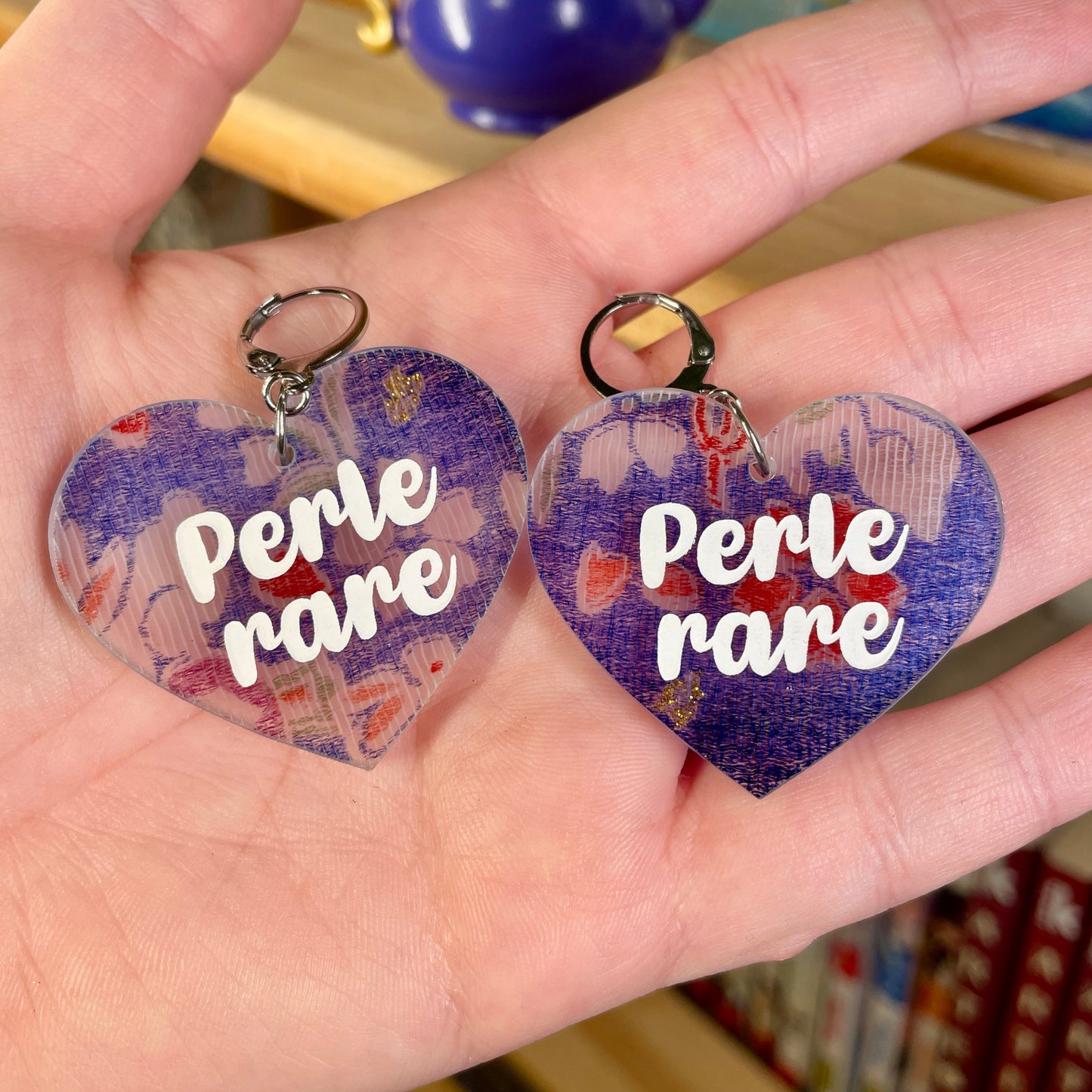 Boucles d'oreilles "Perle rare" en acrylique transparente avec du tissu japonais à l'intérieur