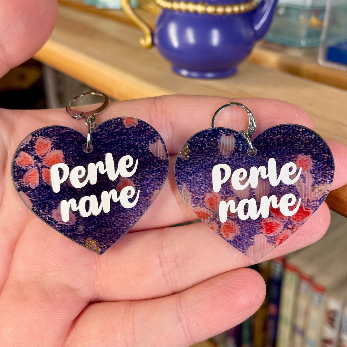 Boucles d'oreilles "Perle rare" en acrylique transparente avec du tissu japonais à l'intérieur