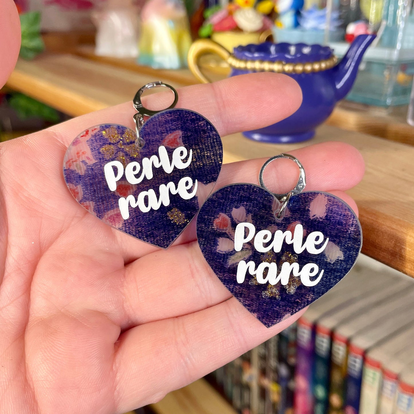 Boucles d'oreilles "Perle rare" en acrylique transparente avec du tissu japonais à l'intérieur