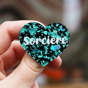 Broche "Sorcière" en acrylique à confettis turquoise galactiques