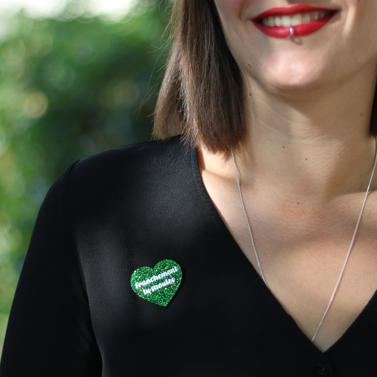 Broche "Franchement tu saoules" en acrylique à paillettes holographiques vertes