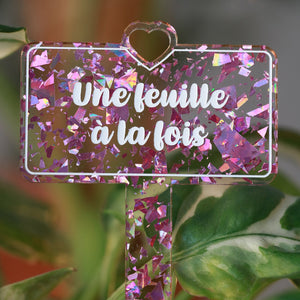 Pic à plante "Une feuille à la fois" en acrylique transparente avec des éclats de confettis roses