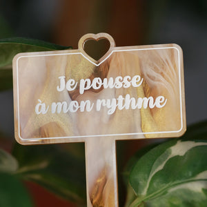 Pic à plante "Je pousse à mon rythme" en acrylique marbrée caramel, blanche et transparente