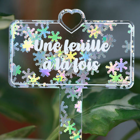 Pic à plante "Une feuille à la fois" en acrylique transparente avec des flocons holographiques
