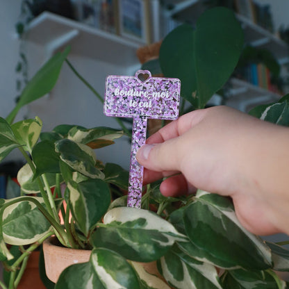 [CONTRÔLE TECHNIQUE] Pic à plante "Bouture-moi le cul" en acrylique transparente à confettis étoiles et coeurs blancs et mauves