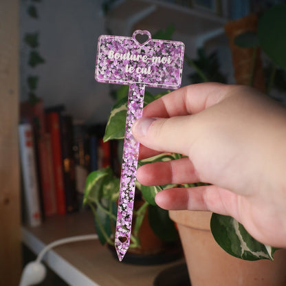 [CONTRÔLE TECHNIQUE] Pic à plante "Bouture-moi le cul" en acrylique transparente à confettis étoiles et coeurs blancs et mauves